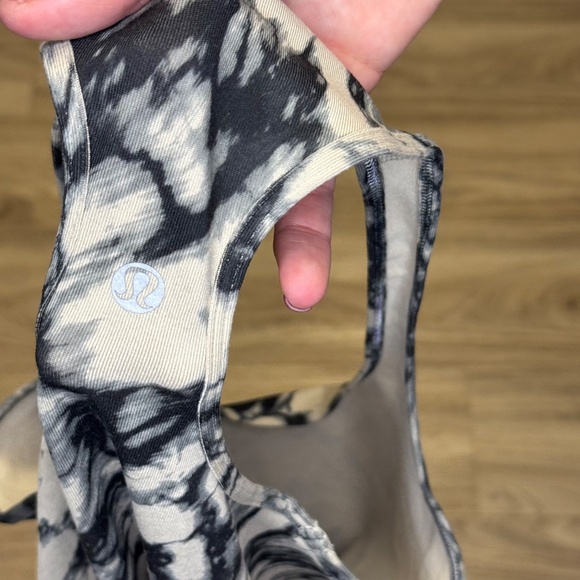 Lululemon Shibori Size 8 Granite Cool Racerback Tank Top - Picture 3 of 3